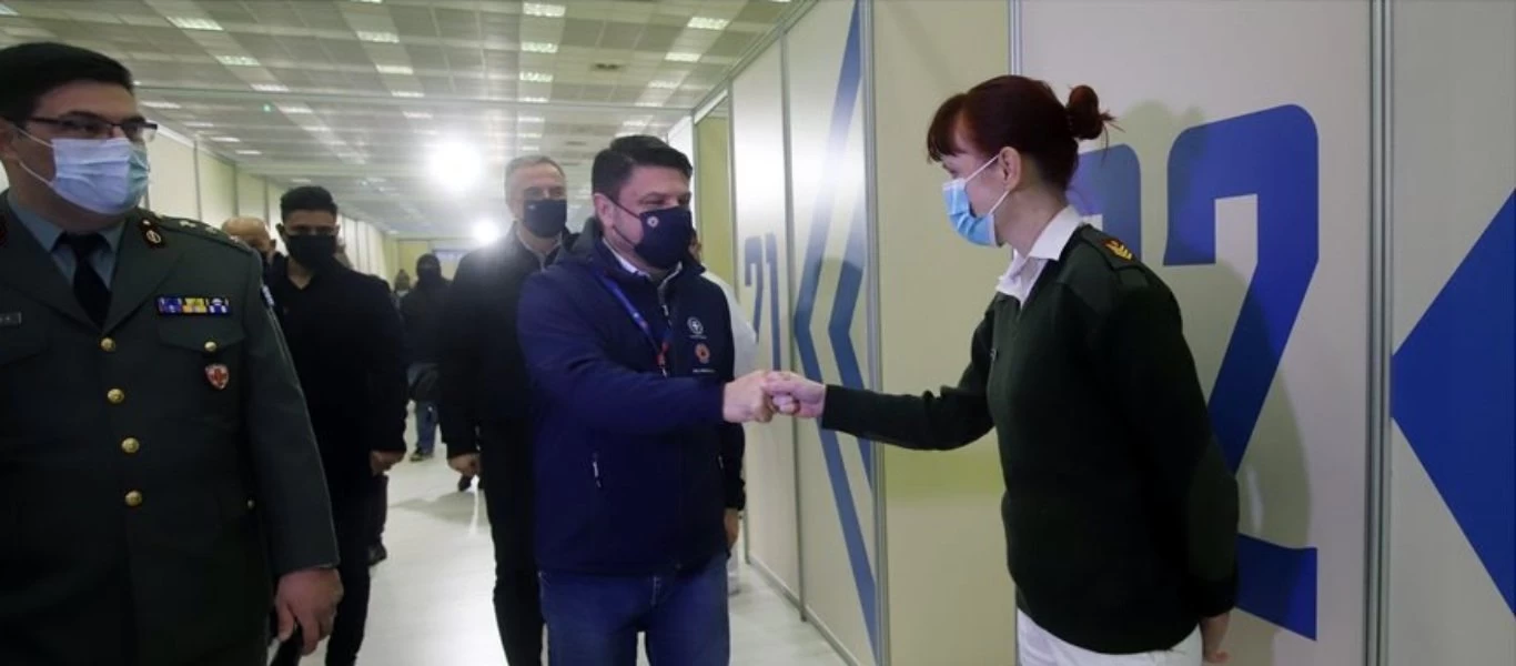 Ο Κ.Μητσοτάκης στην Αθήνα και ο Ν.Χαρδαλιάς στην Θεσσαλονίκη στο εμβολιαστικό κέντρο - Προσπάθεια να «μαζέψουν» κόσμο